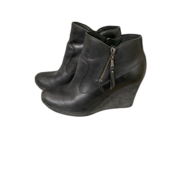 UGG  Woman's Wedge Black Leather Bootie 7.5 Shearling Lined foot bed Double zip - Picture 1 of 14
